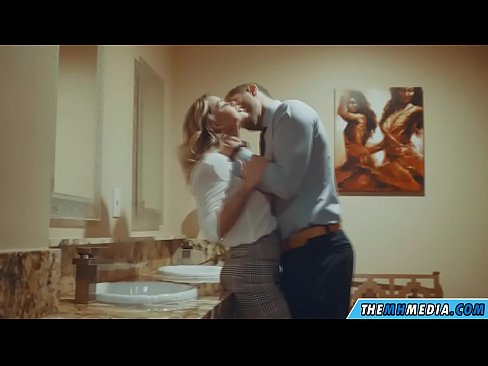 ❤️ Wakati blonde mwenye busty anakutongoza kwenye choo cha umma Fucking ❤